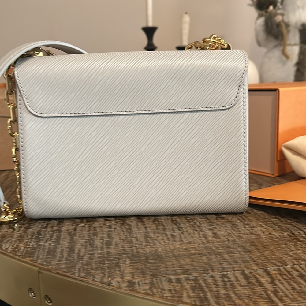 Louis Vuitton Twist MM Shoulder and Cross Body Bag. In great condition. - Picture 11 of 17
